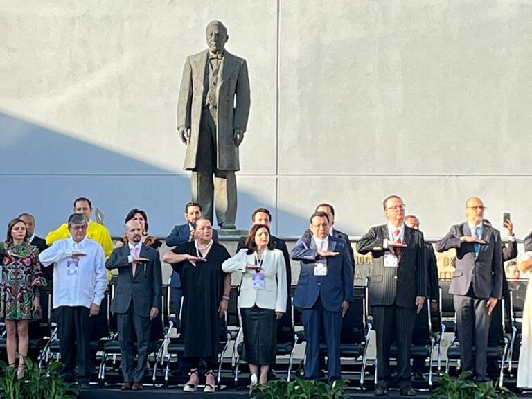 Integrantes del INE, encabezados por la presienta del organismo electoral, Guadalupe Taddei presentes en la ceremonia de izamiento de bandera al inicio de los comicios 2024