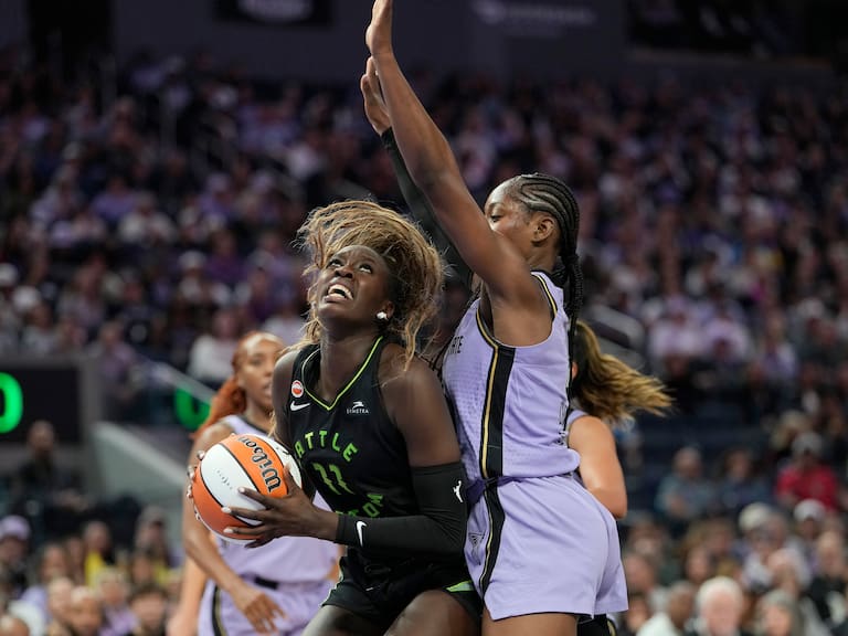 Mx - Awa Fam hace historia en la WNBA: se convierte en la jugadora más joven en anotar 50 triples.