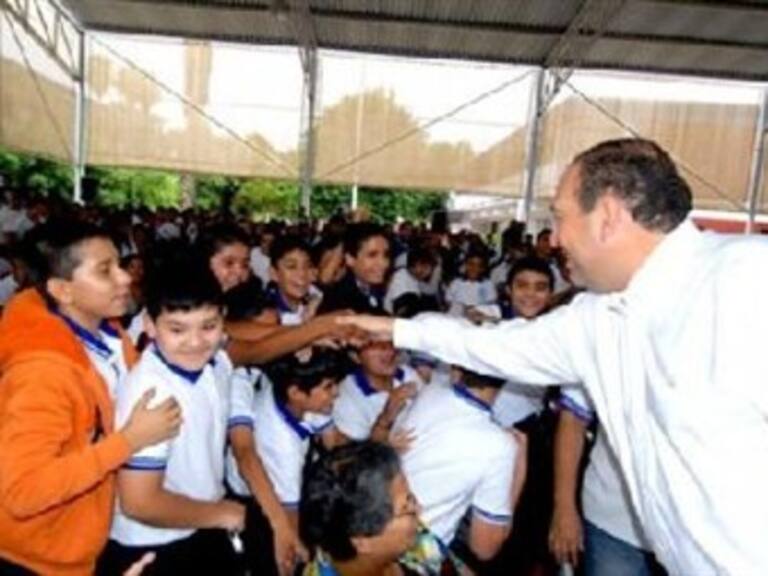 Reclama estudiante de secundaria a Rubén Moreira por 'megadeuda'