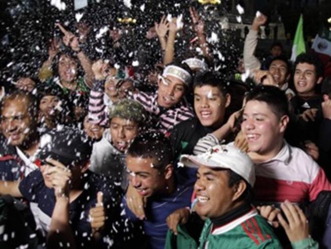 Cientos festejan a la Sub-17 en el Angel de la Independencia
