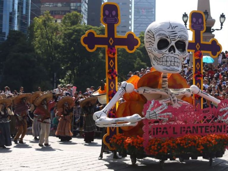 Catrinas, colores y flores en desfile por muertos en la CDMX