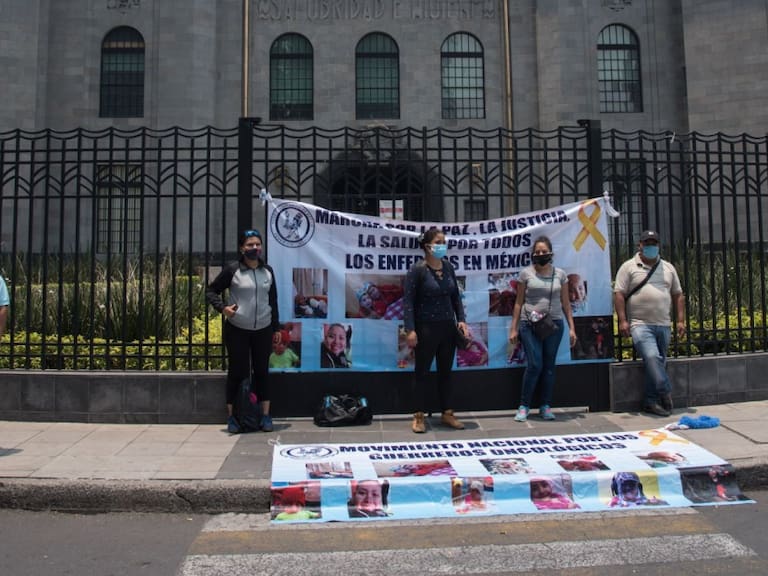 Padres de niños con cáncer inician huelga de hambre para exigir medicamento