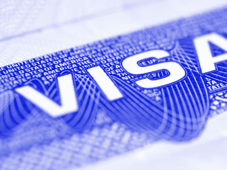 La cita de emergencia para visa solo se puede pedir después de iniciar el trámite normal: llenar el DS‑160, pagar la visa y agendar las citas. La embajada decide si adelanta la entrevista según la urgencia del caso.