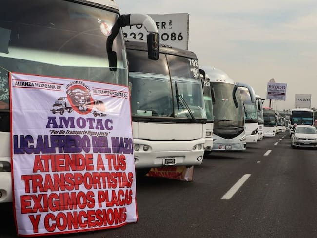 Transportistas retiran bloqueos en carreteras