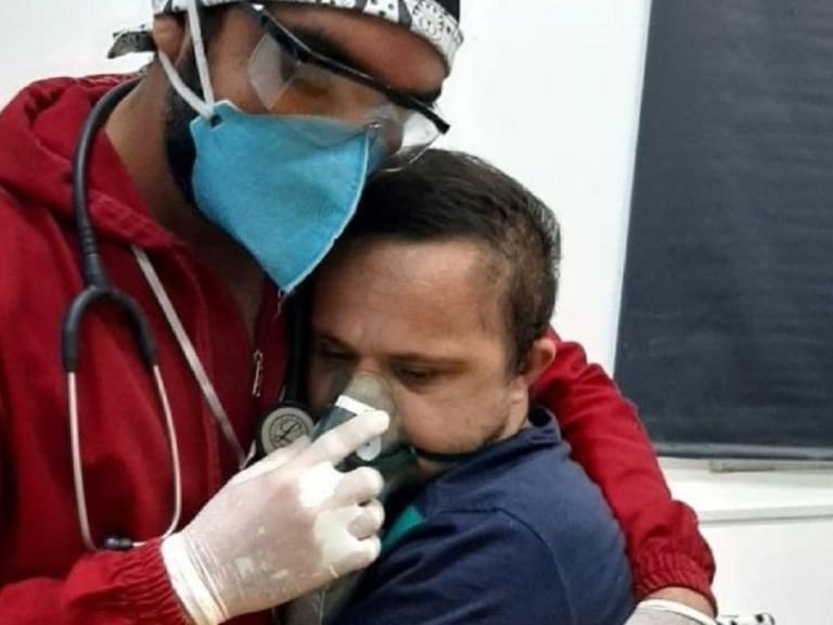 Enfermero abraza a su paciente con síndrome de Down para darle oxígeno