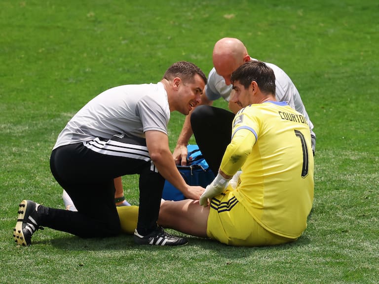 Thibaut Courtois sale lesionado en la derrota de Bélgica vs España