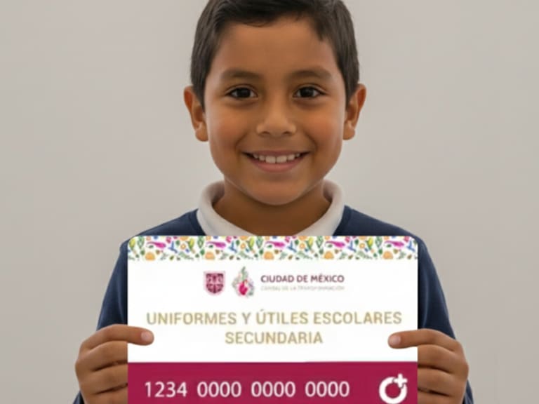 Un estudiante beneficiario del nivel primaria feliz al recibir su nueva tarjeta de apoyo social "Mi Beca para Empezar" como parte de las entregas programadas por el gobierno de la CDMX para diciembre de 2025.