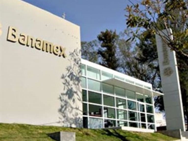 No le preocupa a Banamex la controversia constitucional