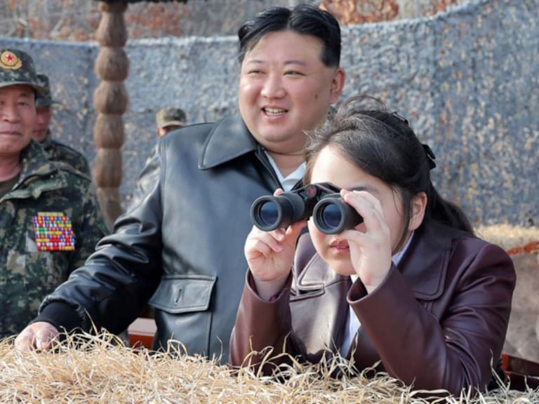 Ju-ae ha incrementado su presencia en actos públicos junto a Kim Jong-un, incluyendo pruebas de armamento y eventos oficiales del régimen norcoreano.