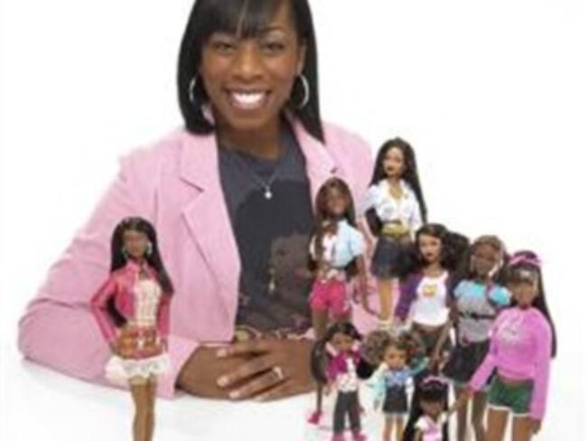 Presentan muñecas Barbie negras
