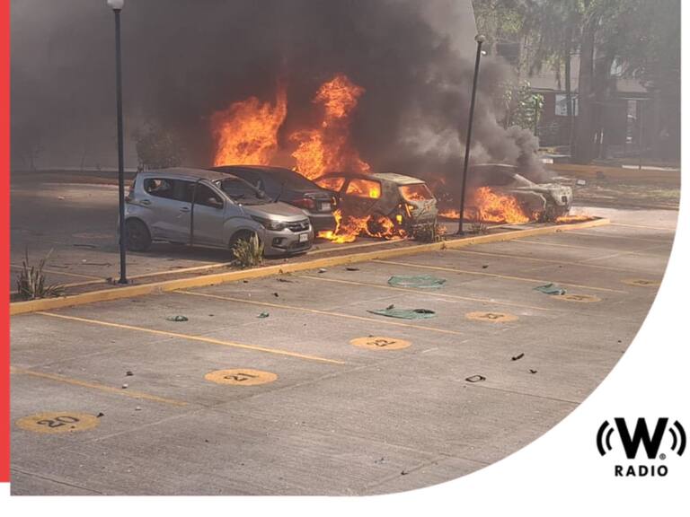 Estudiantes queman unidades del estacionamiento de la Fiscalía del estado de Guerrero en protesta por la fuga del responsable del asesinato de su compañero
