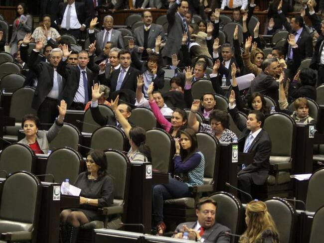 “Jitomatazos” a diputados que no devuelvan bono navideño