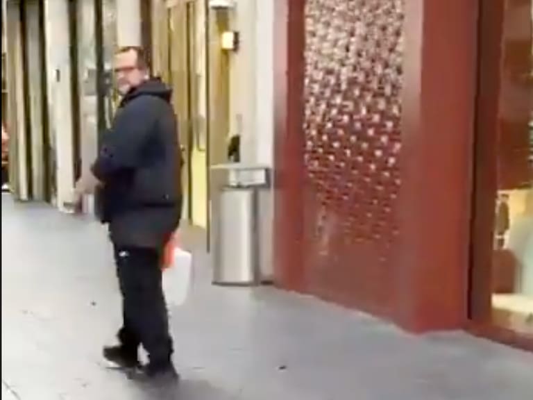 José Ramón López Beltrán fue captado saliendo de una tienda de lujo tras las críticas que cosechó su hermano Andrés Manuel por su viaje a Japón.