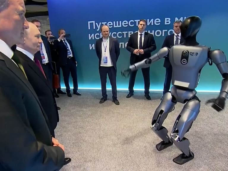 Robot con IA baila para Putin y se viraliza de inmediato
