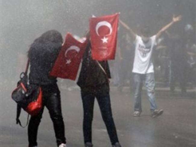 Pide EU a sus ciudadanos no participar en protestas en Turquía