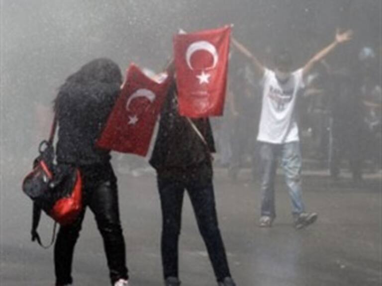 Pide EU a sus ciudadanos no participar en protestas en Turquía