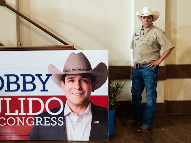 Elecciones 2026 EU: Bobby Pulido y un controlador aéreo, los demócratas que buscan llegar al Congreso por otra ruta