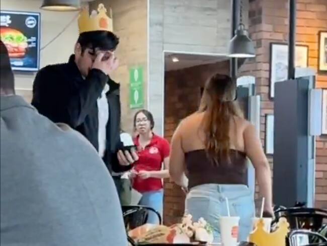 “Soldado caído” es buscado por Burger King tras fallida propuesta de matrimonio en sucursal