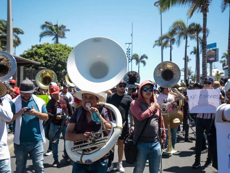 Protestan músicos de banda en Mazatlán y pelean con policías.