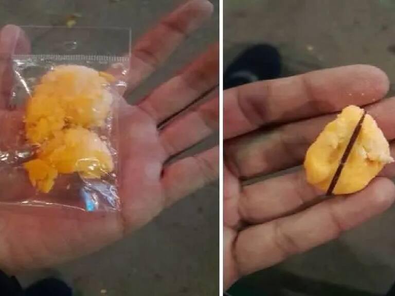 Dos menores de edad le entregaron una bolsa de dulces a otro pequeño como 'calaverita' en el marco del Día de Muertos.