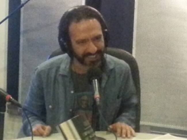 Presentando el libro: El diccionario del caos.Fernando Rivera Calderón,conductor del Weso