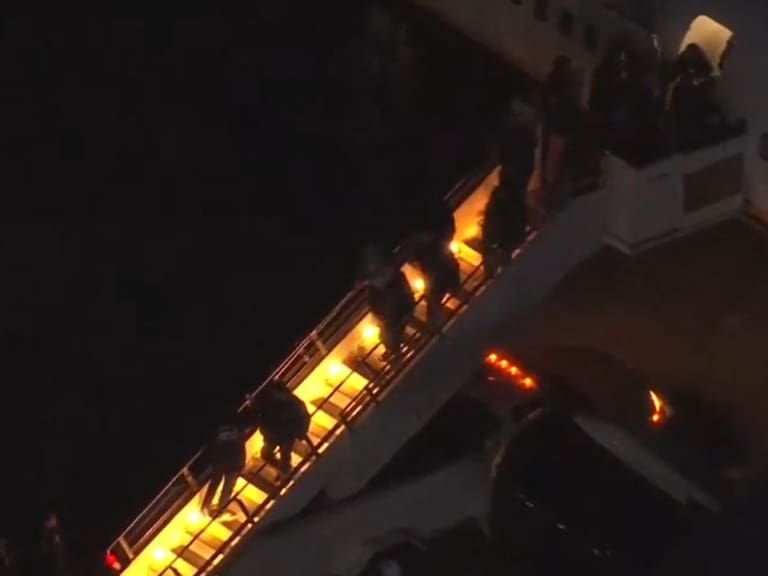 Este es el momento en que Nicolás Maduro llega al aeropuerto Steward en la Ciudad de Nueva York, custodiado por fuerzas armadas y elementos del FBI.