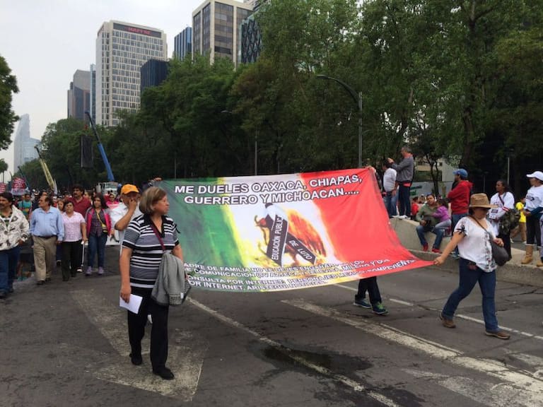 Marchan maestros y estudiantes en contra de la Reforma Educativa