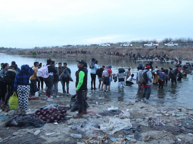 PIEDRAS NEGRAS, COAHUILA, 20DICIEMBRE2023.- Cientos de migrantes, muchos acompañados de niños de brazos, se acercan al Río BrLa presidenta Sheinbaum afirmó que no se debe condenar la migración, tras orden de Trump. avo, algunos en bicicleta, con el objetivo de cruzar hacia Estados Unidos, en donde seguramente serán detenidos y procesados. Muchos de ellos serán deportados a sus países de origen, mientras que la mayoría anhela conseguir asilo político en aquella nación. FOTO: CUARTOSCURO.COM