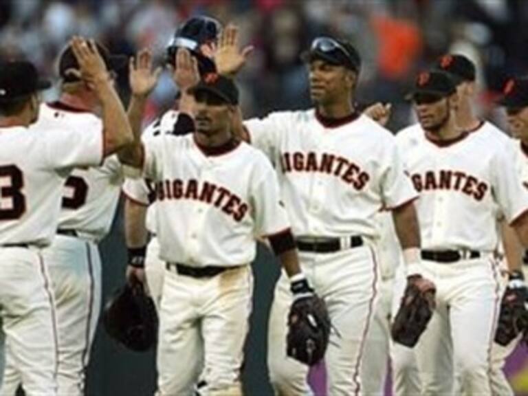 Gana Gigantes primer juego de la Serie Mundial a Rangers 11-7