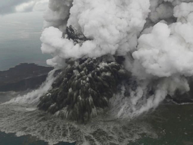Desaparece gran parte del volcán Anak Krakatoa