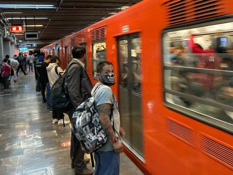 Objetos caídos a las vías del Metro provocan retrasos