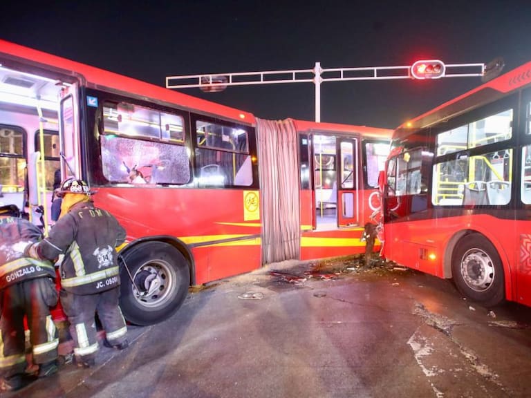 FGJ-CDMX analiza causas del choque de dos unidades de Metrobus en Reforma