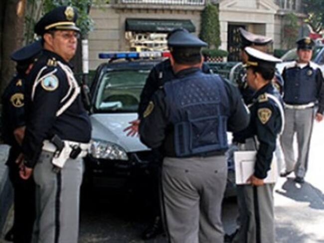 Frente una de las casas de Elba Esther. Mariana Escobedo, reportera de W Radio. 27/02/13