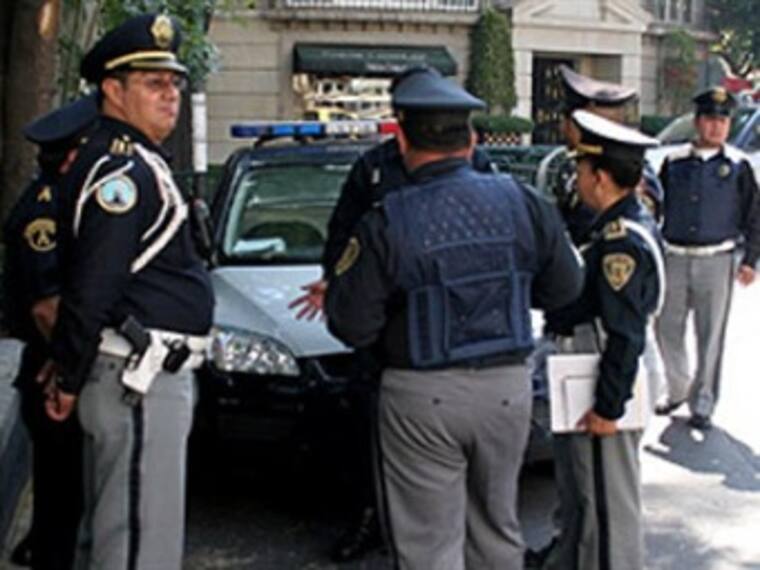 Frente una de las casas de Elba Esther. Mariana Escobedo, reportera de W Radio. 27/02/13