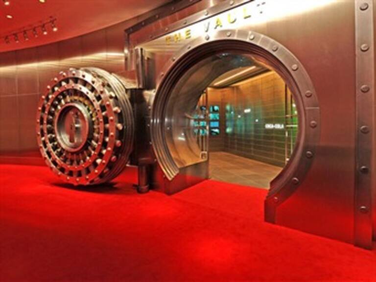 Coca-Cola expone cofre con su fórmula secreta, sin revelar receta