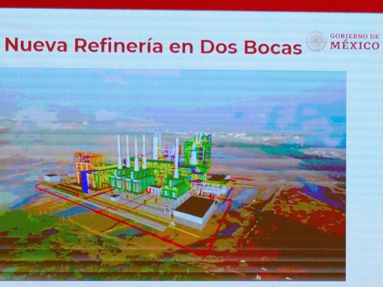Renuncia Luis Vera, titular de ASEA que autorizó la refinería Dos Bocas