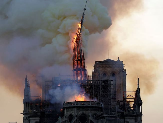 Catedral de Notre Dame sufre incendio ¡París se llena de humo! VIDEOS