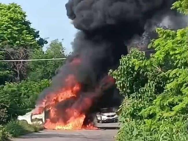 Reportan bloqueos de carreteras, incendio de vehículos y drones con explosivos en Buenavista, Michoacán