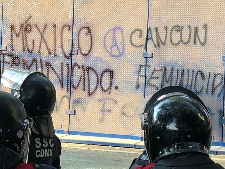 Feministas protestan en CDMX por agresiones en Cancún