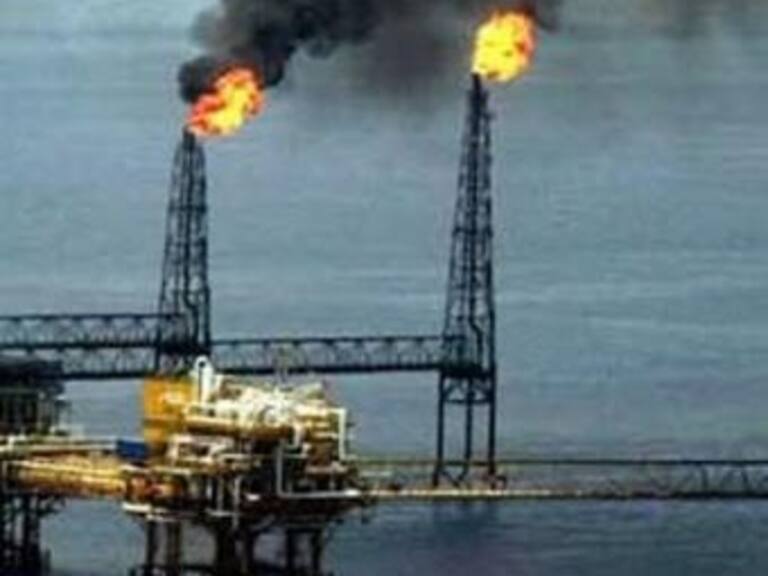 Se disparan precios del crudo en mercados por tensión en Egipto