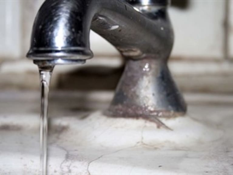 Desperdicio de 40% de agua por fugas o mal uso en DF