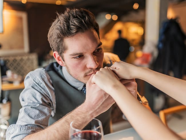 Beso en la mano podría ser agresión sexual en España: esto dice la nueva decisión del Tribunal Supremo