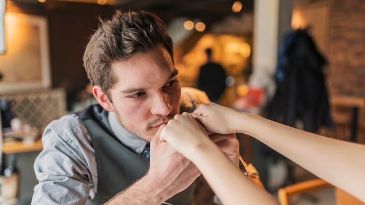 Beso en la mano podría ser agresión sexual en España: esto dice la nueva decisión del Tribunal Supremo