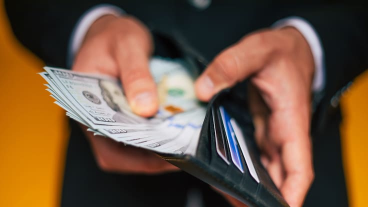 ¿Por qué la gente que gana más es la más pobre? El engaño del salario