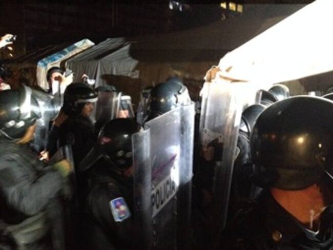 Desalojan por la fuerza plantón de la CNTE