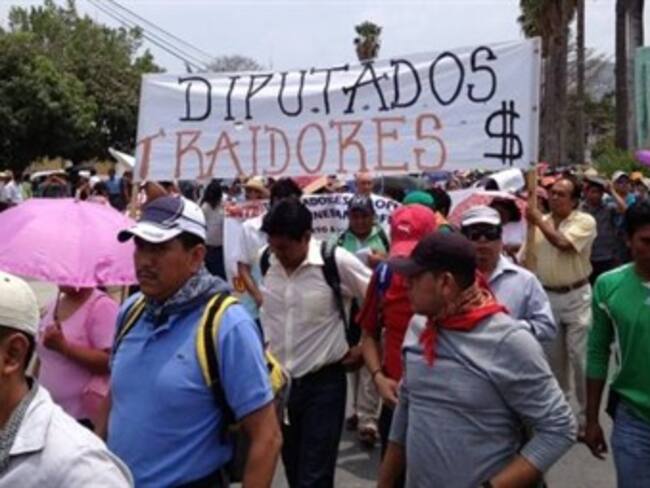 Marchan normalistas de Ayotzinapa y maestros de la CETEG
