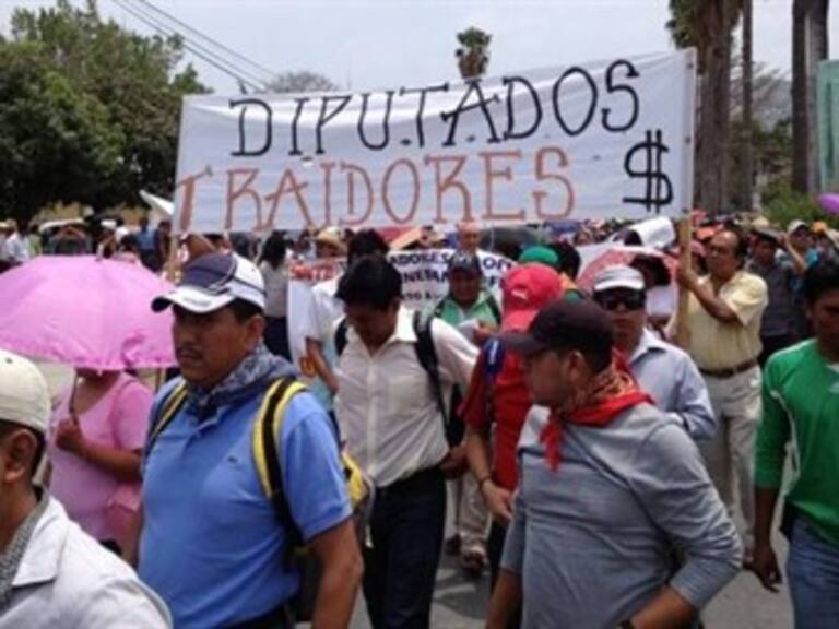 Marchan normalistas de Ayotzinapa y maestros de la CETEG
