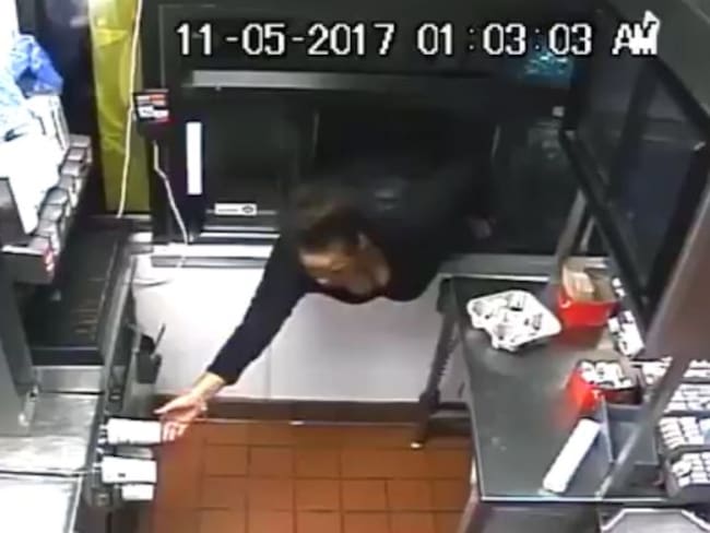 Mujer roba en un restaurante de comida rápida desde la ventanilla