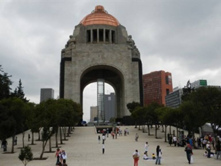 Al año se retira un millón de chicles en plaza del Monumento a la Revolución