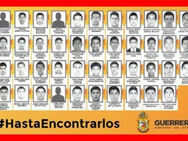 Marchan padres de normalistas en Guerrero